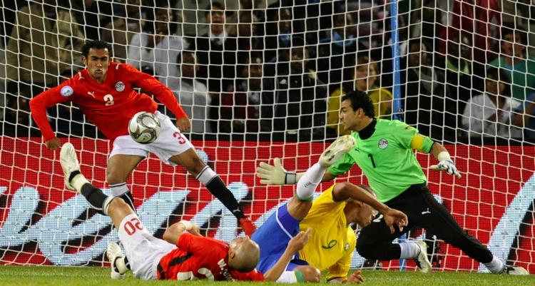 Her bruger Ahmed El-Mohammadi sin arm til at afværge skud fra Brasiliens Lucio. Men dommeren så det ikke. Det gjorde hans fjerdedommer til gengæld - i følge Egypten via tv-gengivelser, og det er ikke tilladt i følge Fifa's regler. 