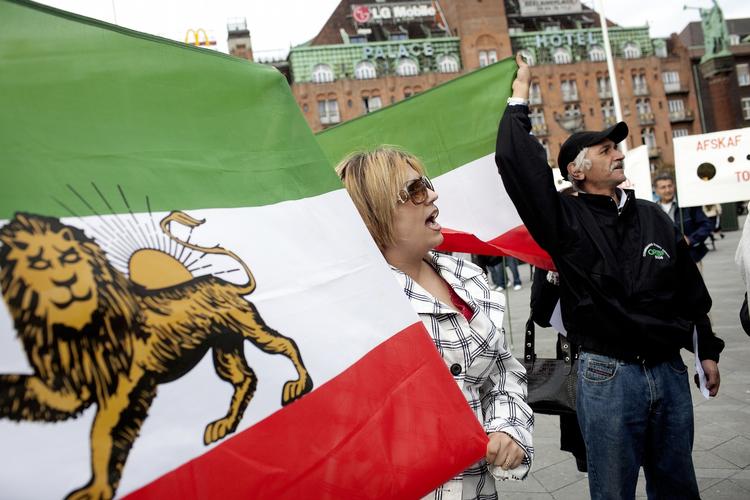 Herboende iranere demonstrerer på Rådhuspladsen i København mod valgresultatet i Iran. 