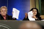 Marjane Satrapi (th.), iransk filmskaber, viser sammen med Daniel Cohn-Bendit fra Europaparlamentets grønne gruppe det, de kalder det virkelige resultat af Irans valg. 