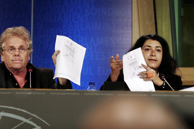 Marjane Satrapi (th.), iransk filmskaber, viser sammen med Daniel Cohn-Bendit fra Europaparlamentets grønne gruppe det, de kalder det virkelige resultat af Irans valg. 