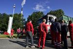 Skraldemænd fra renovationsfirmaet HCS blokerer indgangen til Vestforbrændingen i Glostrup ved København. 