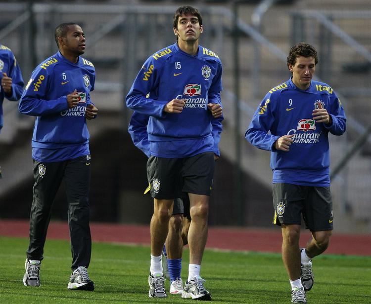Kaka løber forrrest under gårsdagens træning i den brasilianske trup ved Pretoria i Sydafrika. Til venstre ses Robinho og til højre Elano. 