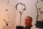 Patrick Farrow opgivet af sine bornze statuer i The Farrow Gallery i New York. Arkivfoto. 