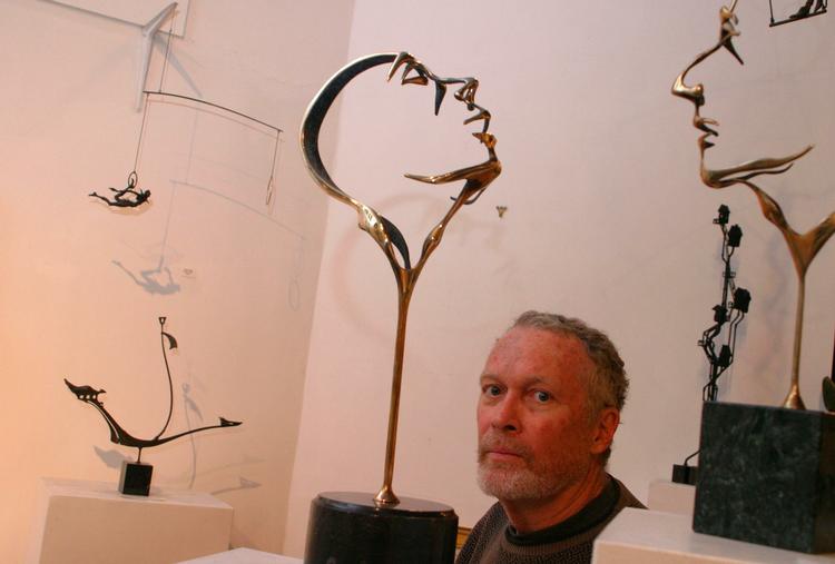 Patrick Farrow opgivet af sine bornze statuer i The Farrow Gallery i New York. Arkivfoto. 