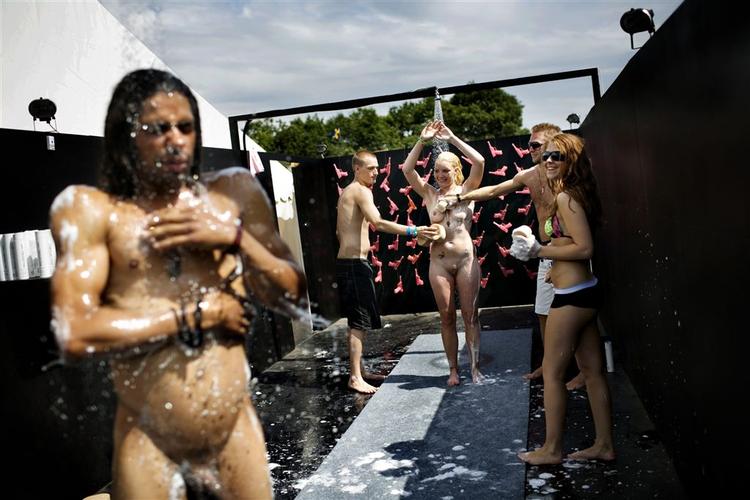Tøjfirmaet Diesels 'bilvask' var et af de steder, man i 2008 kunne få en varm vask på Roskilde Festivalen. Men gæsterne vil have de kolde bare tilbage. 