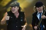 AC/DC i vanlig frontopstilling med  forsanger Brian Johnson og guitarist Angus Young, som smed tøjet under koncerten i London i april. 