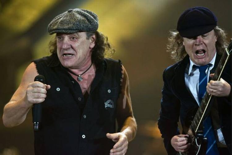 AC/DC i vanlig frontopstilling med  forsanger Brian Johnson og guitarist Angus Young, som smed tøjet under koncerten i London i april. 