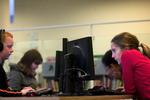 Bibliotekerne er med til at gøre danskerne til de mest it-parate borgere i verden. Her kan man både få hjælp til at bruge computeren, og få den netadgang, som man måske ikke har derhjemme. Arkiv 
