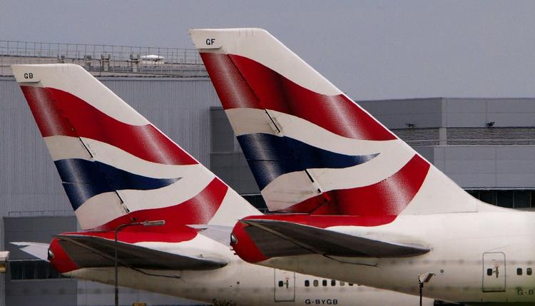 Når dronning Elizabeth rejser, flyver hun med British Airways. Men flyselskabet har ondt i økonomien, så nu skal medarbejderne arbejde gratis. Arkivfoto. 