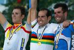 Verdensmesteren fra 2003, spanieren Igor Astarloa (midt), er nu genstand for en dopingsag rejst af den internationale cykelunion UCI. Arkivfoto. 