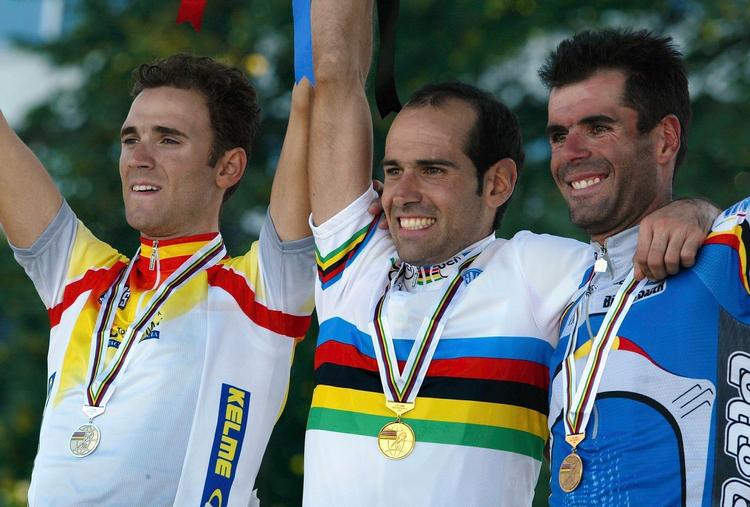 Verdensmesteren fra 2003, spanieren Igor Astarloa (midt), er nu genstand for en dopingsag rejst af den internationale cykelunion UCI. Arkivfoto. 
