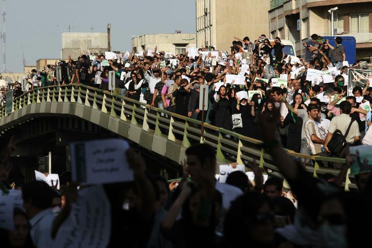 Iranske reformtilhængere fotograferet af det regeringskontrollerede nyhedsbureau Fars i Teheran i dag. 