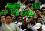 De iranske demonstranter fylder op i Teherans gader. Og så vidt som i Sydkorea giver protestrøsterne genlyd. Her giver iranske fodboldfans deres mishag med det forløbne valg til kende under en VM-kvalifikationskamp i fodbold. 