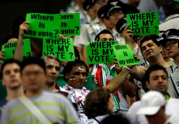 De iranske demonstranter fylder op i Teherans gader. Og så vidt som i Sydkorea giver protestrøsterne genlyd. Her giver iranske fodboldfans deres mishag med det forløbne valg til kende under en VM-kvalifikationskamp i fodbold. 