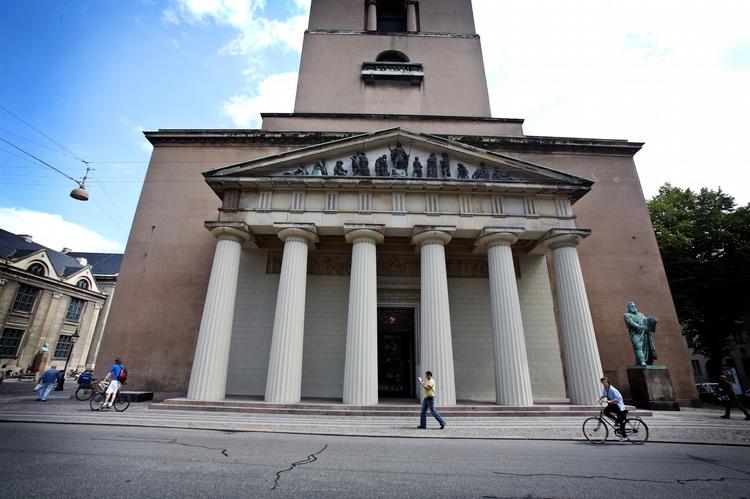 Moses står ensom foran Vor Frue Kirke i København, efter at hans sidekammerat, statuen af kong David, blev stjålet sidste år. Arkivfoto 