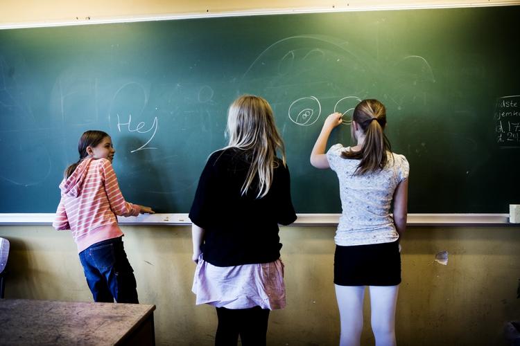 Eleverne i 6. b på Faaborg Sundskole lider som resten af skolen under ringe indeklima. Erhvervs- og Byggestyrelsen håber at kunne afhjælpe det dårlige indeklima med en ny standard. 