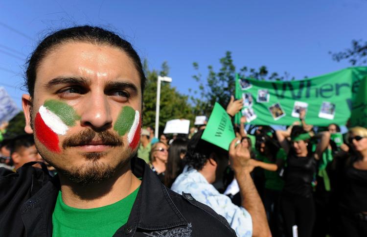 Der bliver ikke kun demonstreret i Teheran. Over hele verden protesterer iranere over valgresultatet - som her i Californien i går. 