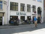 I Krystalgade har Café Halvvejen forsøgt at lægge en dæmper på naboernes klager over støj. 