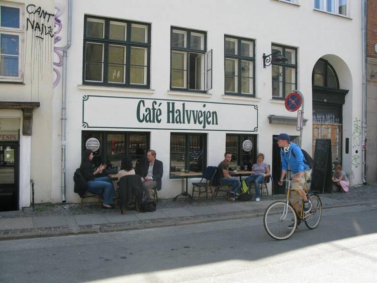 I Krystalgade har Café Halvvejen forsøgt at lægge en dæmper på naboernes klager over støj. 