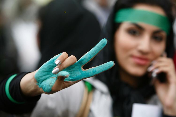 Dagen i teheran er af den slagne præsidentkandidat Mir-Hossein Mousavi blev udråbt til sørgedag for de mindst syv døde iranske aktivister.Mousavi opfordrer folk til at komme i sort tøj. 