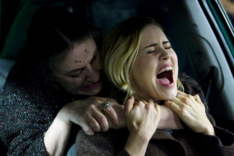 Instruktøren bag den pragtfuld overdrevne 'Evil Dead'-trilogi, Sam Raimi, er i den grad tilbage og i sit mest legesyge hjørne. 