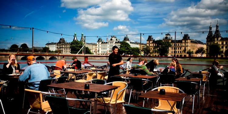 lige i synet. Kaffesalonens store terrasse er i sig selv ikke særlig hyggelig, men perfekt placeret i vandet ved Dronning Louises Bro med en fantastisk udsigt ud over byen. 