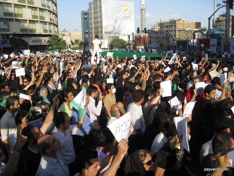Protestdemonstrationerne spreder sig til flere og flere store og mellemstore byer over hele Iran. Politiken.dk har bekræftede oplysninger om godt iranske 20 byer, hvor indbyggerne har været på gaden for at udtrykke deres mistillid til valgresultatet. 