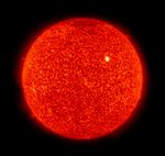Solen - med en lys solplet på overfladen. Arkivfoto. 