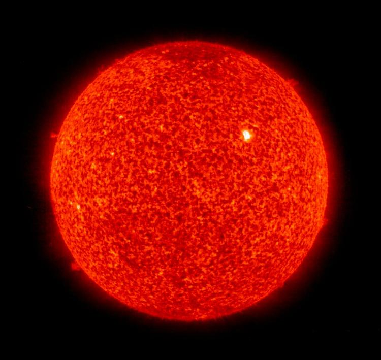 Solen - med en lys solplet på overfladen. Arkivfoto. 