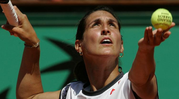Virginie Razzano spillede sig i semifinalen i Eastbourne ved at besejre den 8.-seedede polak, Agnieszka Radwanska. Arkivfoto. 