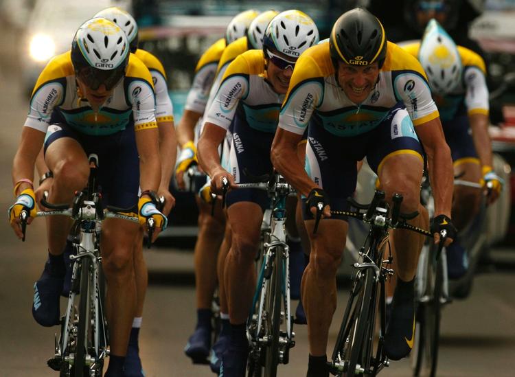 Lance Armstrong i front for Astana-holdet, der nu er klar til Tour de France. Arkivfoto. 