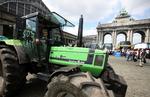 Vrede landmænd aktionerer i Bruxelles. På traktoren står der 'SOS mælk'. 