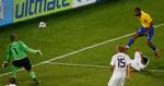 3-0. Maicon får fra en spids vinkel drejen bolden ind over Tim Howard. 