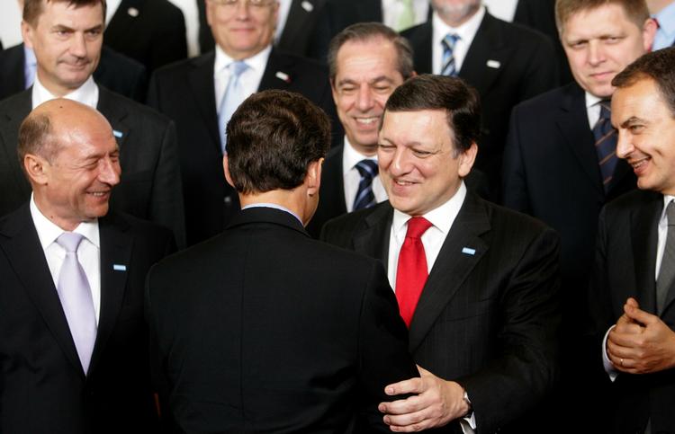 José Manuel Barroso i selskab med EU's regeringsledere på topmødet i dag. 
