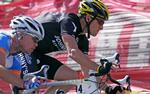 Lance Armstrong må undvære radiokommunikationen på to af etaperne i årets Tour de France. Arkivfoto. 
