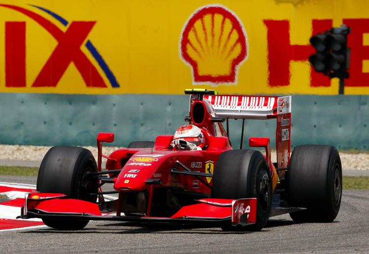 Ferraris Formel 1-kører Kimi Räikkonen fra Finland ses under træning til det kinesiske grand prix 17. april. Arkivfoto. 