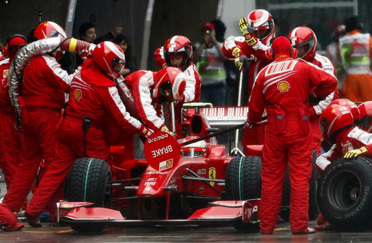 Fra næste sæson skal der ikke fyldes benzin på Formel 1-racerne under et grandprix. Arkivfoto. 