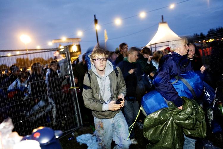 Pladserne syd for festivalpladsen er som regel nogle af de hurtigste, der forsvinder, når ventende festivalgæster bliver lukket ind på pladsen. I år er de væk. 