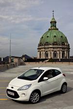 Ford Ka reagerer lynhurtigt er velaffjedret og overskueligt indrettet. Til gengæld kunne den godt bruge flere airbags. 