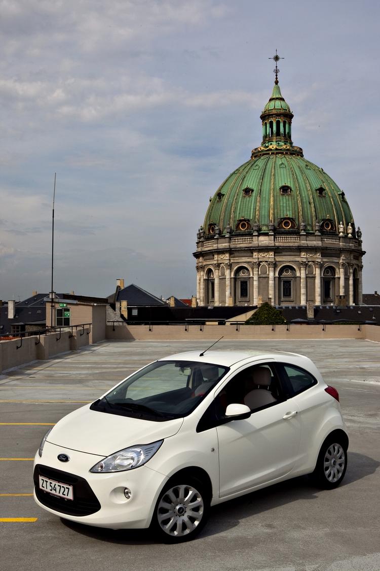 Ford Ka reagerer lynhurtigt er velaffjedret og overskueligt indrettet. Til gengæld kunne den godt bruge flere airbags. 
