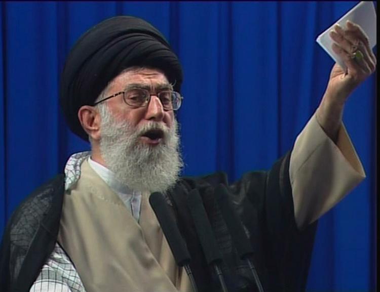 Aytollah Ali Khamenei sagde under fredagsbønnen i Teheran, at han vil have ro i gaderne. 