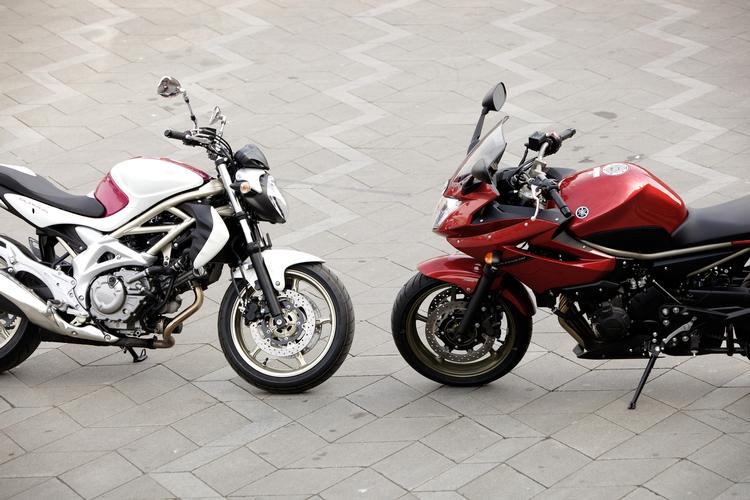 To skarpe konkurrenter klar til kamp på det danske marked. Det er Suzuki Gladius til venstre og Yamaha XJ6 til højre. 