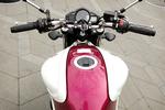 Suzuki Gladius' farver kan måske appellere til kvindelige motorcyklister. 