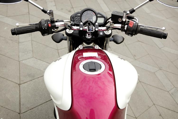 Suzuki Gladius' farver kan måske appellere til kvindelige motorcyklister. 
