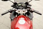 Yamaha XJ6 er adræt i trafikken og behagelig at sidde på. Halvkåben giver dog en voldsom susen omkring hjelmen. 