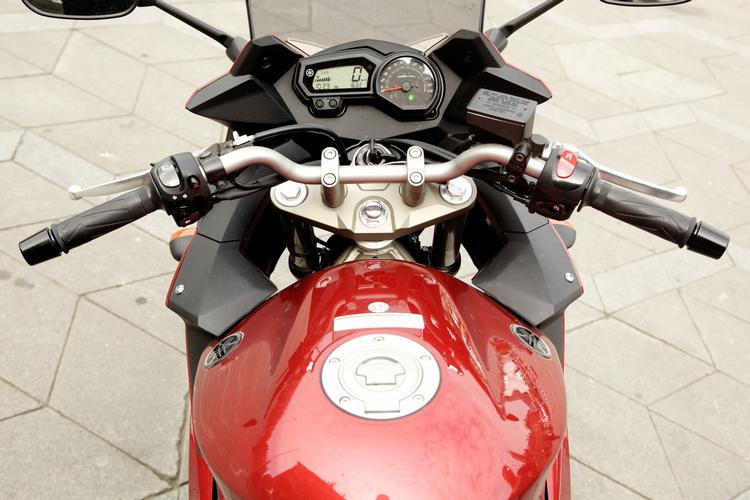 Yamaha XJ6 er adræt i trafikken og behagelig at sidde på. Halvkåben giver dog en voldsom susen omkring hjelmen. 