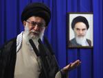 Irans hersker, Ayatollah Ali Khamenei, afholdt i dag fredagsbøn på Teherans universitet foran et billede af den afdøde Ayatollah Khomeini, der ledte revolutionen i 1979. 