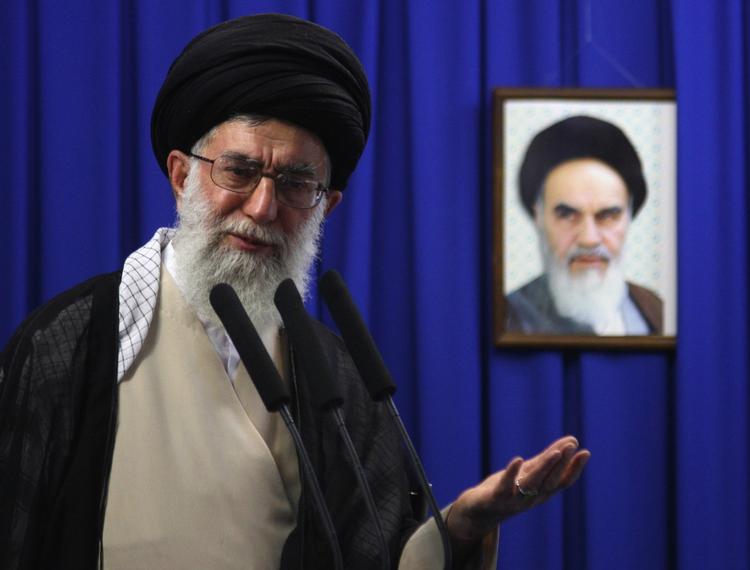 Irans hersker, Ayatollah Ali Khamenei, afholdt i dag fredagsbøn på Teherans universitet foran et billede af den afdøde Ayatollah Khomeini, der ledte revolutionen i 1979. 