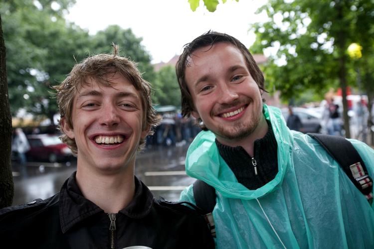 Michael Lindahl og James Gabe, der er henholdsvis 22 og 21 år kæmpede i otte timer ved Billetlugen for at få billet. Og det lønnede sig. 