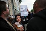 Sideli Gonzales indleder den tilsyneladende håbløse jagt på en billet. Hun er dog mere heldig end så mange andre. 